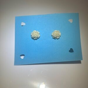 Off white flower stud earrings